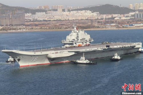 10月30日10時20分，中國航母“遼寧艦”停靠在遼寧省大連港碼頭，完成了其正式交接入役后的首次出海。圖為當日向大連港碼頭駛入的“遼寧艦”。<a target=&apos;_blank&apos; href=&apos; align=