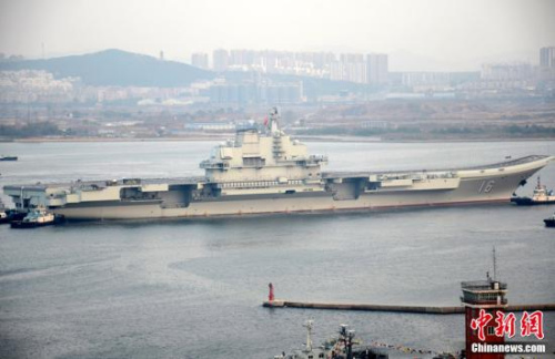 10月30日10時20分，中國航母“遼寧艦”?？吭谶|寧省大連港碼頭，完成了其正式交接入役后的首次出海。圖為當日向大連港碼頭駛入的“遼寧艦”。<a target=&apos;_blank&apos; href=&apos; align=