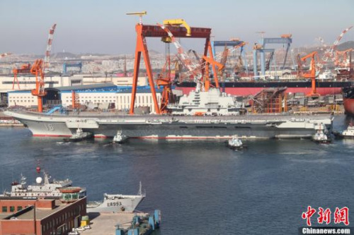 10月30日10時20分，中國航母“遼寧艦”停靠在遼寧省大連港碼頭，完成了其正式交接入役后的首次出海。圖為當日向大連港碼頭駛入的“遼寧艦”。<a target=&apos;_blank&apos; href=&apos; align=