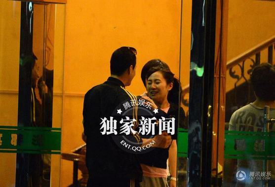 葉璇不拘小節 與男性友人飯店用餐親密異常