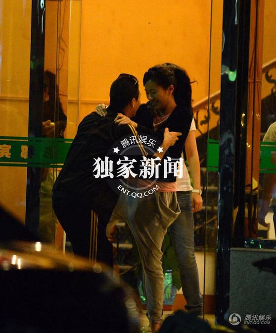 葉璇不拘小節 與男性友人飯店用餐親密異常