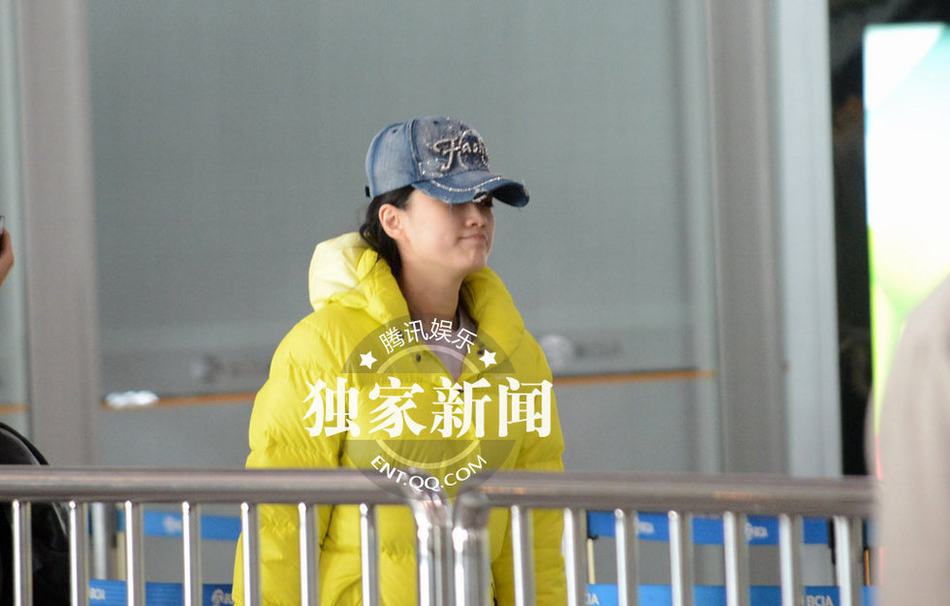 “好聲音”丁丁現身機場顯憔悴 瓜子皮亂扔無視環境