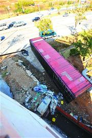 4噸集裝箱風中翻跟斗 砸落村民身后鬧懸