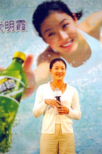 圖揭伏明霞12年名媛豪門奢華內幕：有菲傭 仍下廚