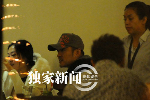 于小偉忘舊情攜手兩美女一同吃飯 抽煙耳語(yǔ)顯曖昧