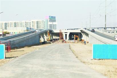 青島重慶路立交橋南北斷頭橋開始接地 暫建調流路緩堵