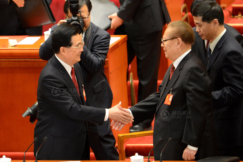 大會閉幕后，胡錦濤與江澤民握手。