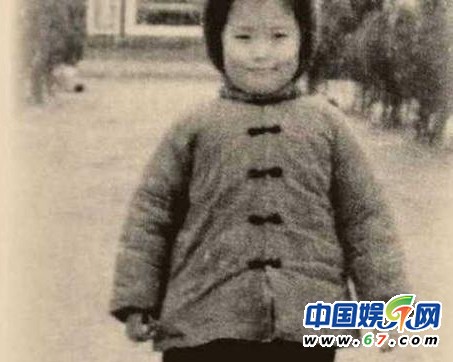 當(dāng)紅名嘴罕見(jiàn)童年萌照曝光 謝娜撒嬌賣萌歐弟天生性感厚唇