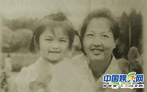 當紅名嘴罕見童年萌照曝光 謝娜撒嬌賣萌歐弟天生性感厚唇