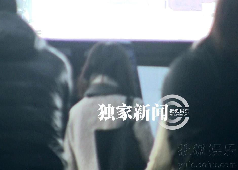 每日追星：王菲戴發箍“賣萌”狂聊手機 董潔婚變人憔悴