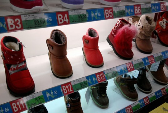 青島兒童雪地靴熱銷 長(zhǎng)穿致殘?jiān)斐捎谰没? align=