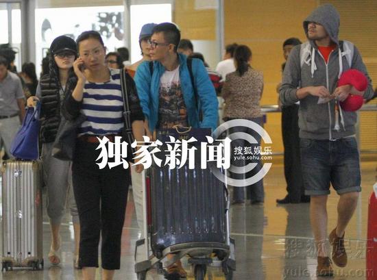 好聲音學員走穴忙 李代沫抱枕賣萌丁丁名牌傍身