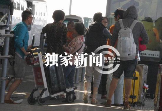 好聲音學員走穴忙 李代沫抱枕賣萌丁丁名牌傍身