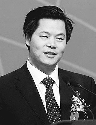  鄭功成 1964年生，湖南平江人。現(xiàn)任中國人民大學(xué)教授、全國人大常委會委員。兼國務(wù)院首屆醫(yī)改咨詢委員會委員、國家減災(zāi)委專家委副主任、中國勞動學(xué)會副會長、中國社會保險學(xué)會副會長、中國社會福利協(xié)會等副會長等。長期從事社會保障、收入分配及與民生相關(guān)領(lǐng)域的研究，是“中國社會保障改革與發(fā)展戰(zhàn)略”、“維護社會公平正義與保障國民共享發(fā)展成果”、“國家社會福利制度發(fā)展戰(zhàn)略”等重大戰(zhàn)略項目研究的首席專家。出版過著作30余種，發(fā)表學(xué)術(shù)文章約400多篇，多篇政研報告或文章被中央領(lǐng)導(dǎo)同志批示。