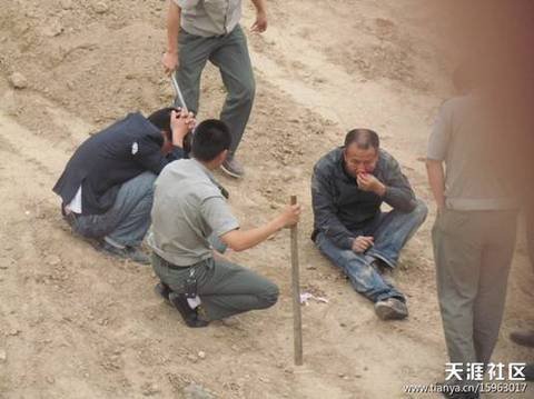 陜AWK707的西安城管執法車和6名穿制服的城管，手持棍棒，在郊外毆打兩名倒地男子。 