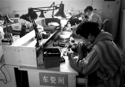 11月15日，通州區宋莊鎮，精佳藝義齒加工中心，操作間混雜著濃重化學品味和煤氣味。