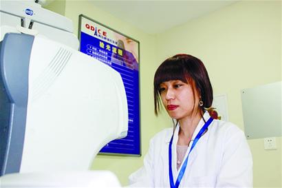 青島美女驗(yàn)光師:準(zhǔn)確度超電腦 顧客掛號(hào)等堪比專家門(mén)診