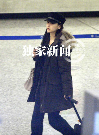 Angelababy素顏現身機場清秀似娃娃 復工鉑金包傍身