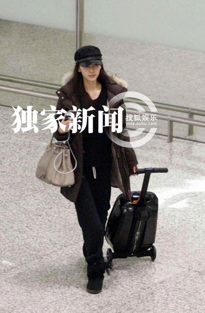 Angelababy素顏現身機場清秀似娃娃 復工鉑金包傍身