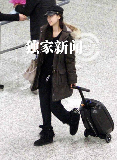 Angelababy素顏現身機場清秀似娃娃 復工鉑金包傍身