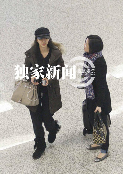 Angelababy素顏現(xiàn)身機(jī)場(chǎng)清秀似娃娃 復(fù)工鉑金包傍身