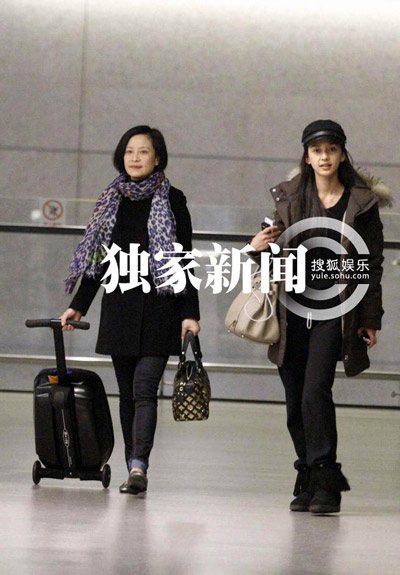 Angelababy素顏現身機場清秀似娃娃 復工鉑金包傍身