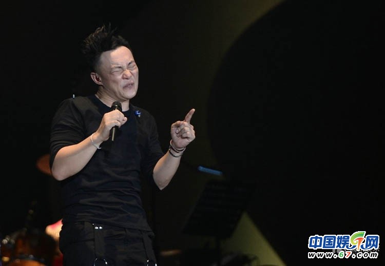 陳奕迅?jìng)€(gè)唱現(xiàn)場(chǎng)賣(mài)萌耍寶