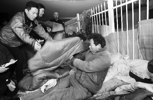 愛心人士在中州大道與鄭汴路交叉口給農民工送棉被