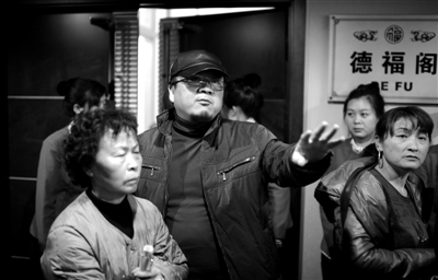 昨日，在河北香河天下第一城，相關(guān)負(fù)責(zé)人（左二）走出會(huì)議室與參加演出的老人們溝通。