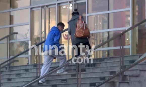 孫紅雷遮面會女友休閑裝顯土氣 女友駕百萬豪車當司機