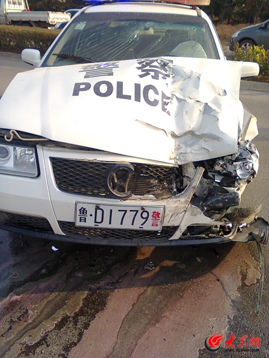 肇事后被棄在現場的警車。