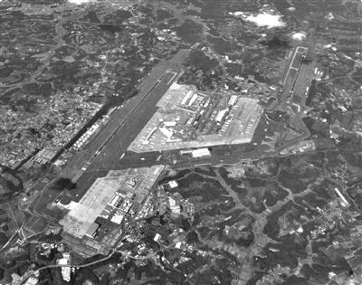 因為當地農民拒絕被拆遷，日本東京成田機場開港30多年還沒完工。圖中圓圈處為拒絕搬遷的釘子戶。