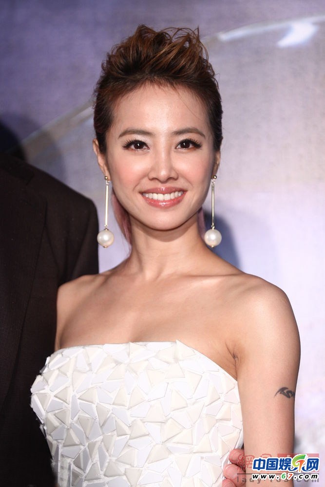 女星露的多不如露的巧之 露前側