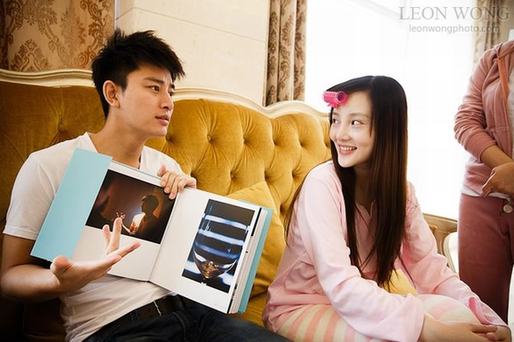 李小璐產后一家三口私密照曝光 賈乃亮寸步不離伺候月子