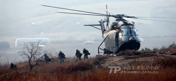資料圖：南京軍區機降部隊投入戰斗。