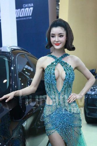 李穎芝發(fā)型似“葫蘆娃蛇妖”現身車展 豪胸超越人體極限