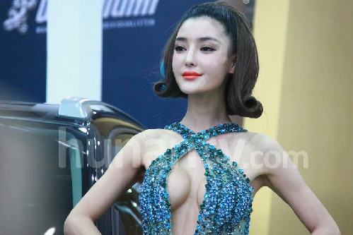 李穎芝發型似“葫蘆娃蛇妖”現身車展 豪胸超越人體極限