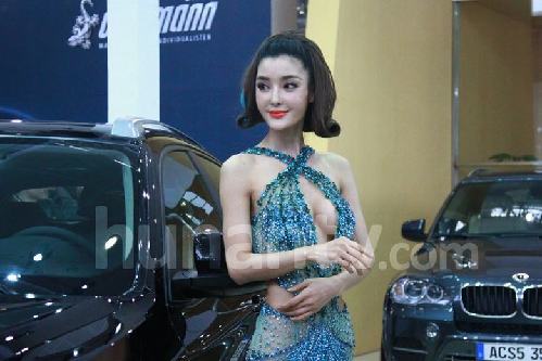 李穎芝發型似“葫蘆娃蛇妖”現身車展 豪胸超越人體極限