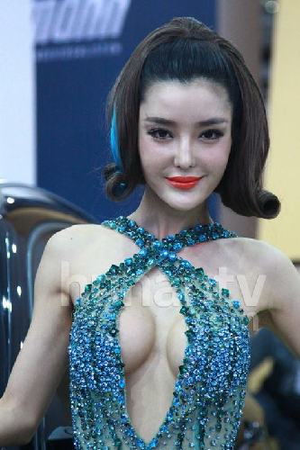 李穎芝發型似“葫蘆娃蛇妖”現身車展 豪胸超越人體極限