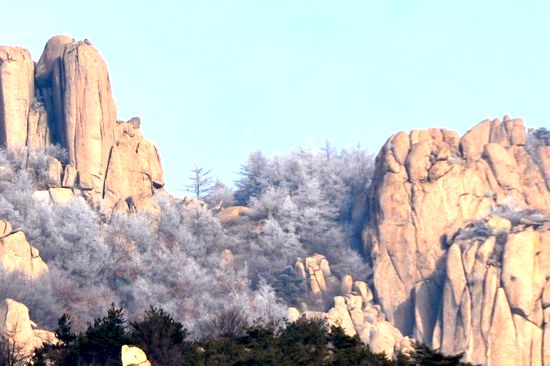 市區降下今冬第一場小雪 巨峰現霧凇奇觀