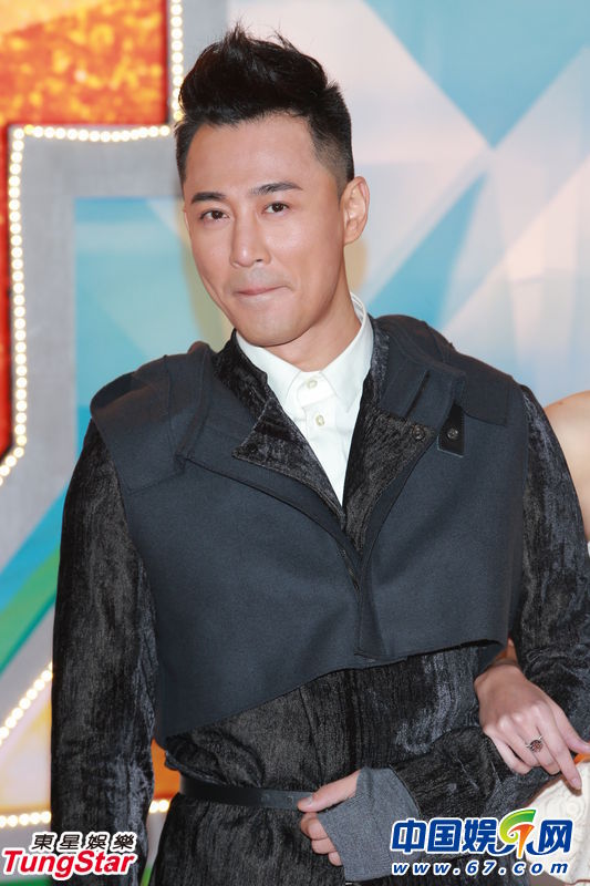 第45屆TVB臺(tái)慶紅毯群星璀璨 米雪中國(guó)風(fēng)秀香肩完勝眾露背女星