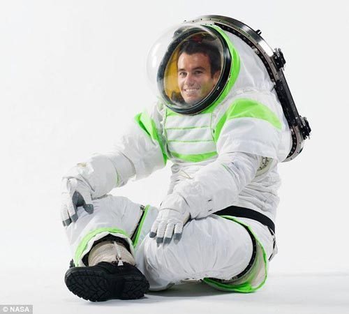 靈活性：美國航空航天局的工程師演示，改進后的宇航服比舊款穿著更為靈活。新設計使它能更快地穿上。