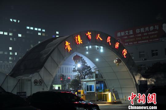 圖為24日晚上，一名遇難孩童家屬向記者講訴事故發(fā)生經(jīng)過(guò)。 劉占昆 攝