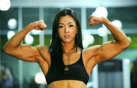 蘿莉肌肉女池妍玉現身國內節目 現場輕松托起男嘉賓