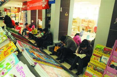 記者在島城各大新華書店調查發現“老中青蹭書族”占六成以上