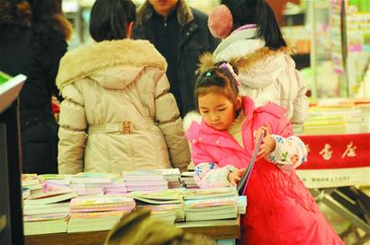 記者在島城各大新華書店調查發現“老中青蹭書族”占六成以上