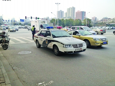 大圖為交警在事發(fā)現(xiàn)場，小圖為賣椰奶的面包車。視頻截圖