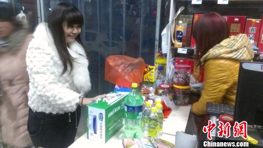 圖為因店內飲用水售一空，一邯鄲市民只能采購牛奶和蘇打水　馬繼前　攝