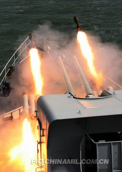 資料圖：中國海軍某驅(qū)支精確打擊“敵潛艇”。