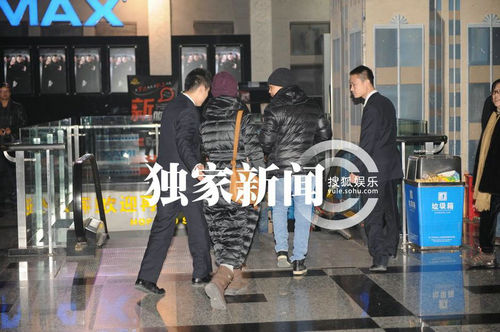 姚晨裹黑色羽絨服現身